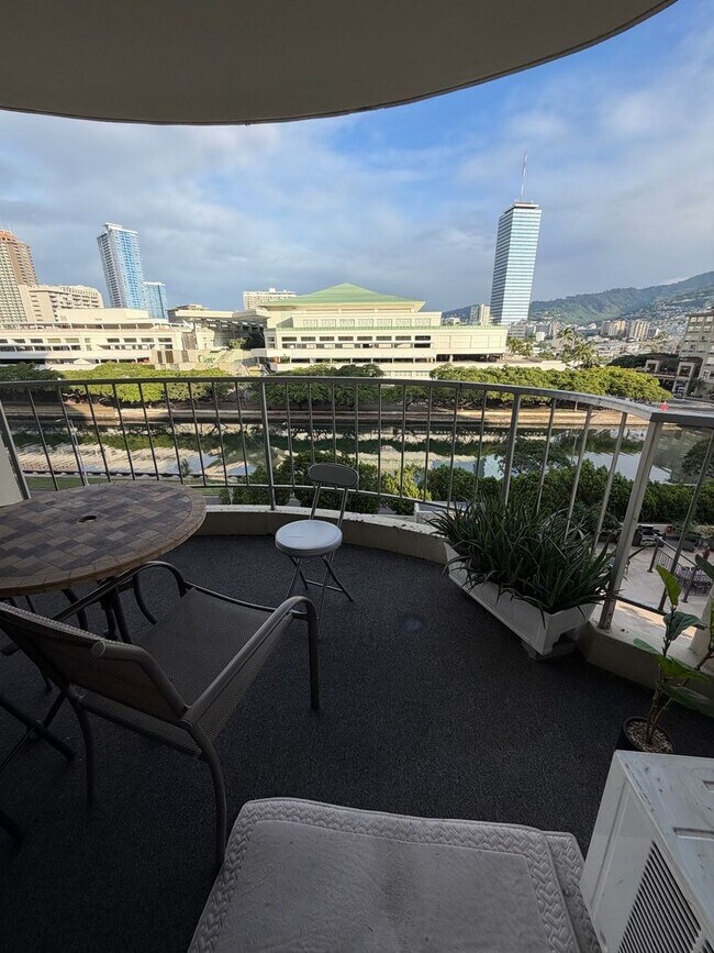 Building Photo - Experience Tranquil Condo Living at the Edge of Waikiki