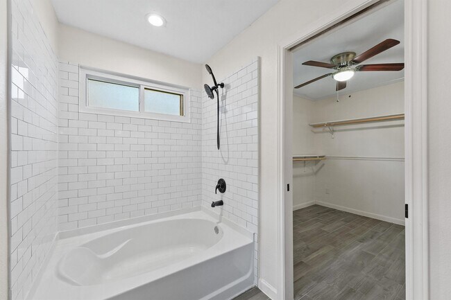 Building Photo - 417 W Hillary Cir