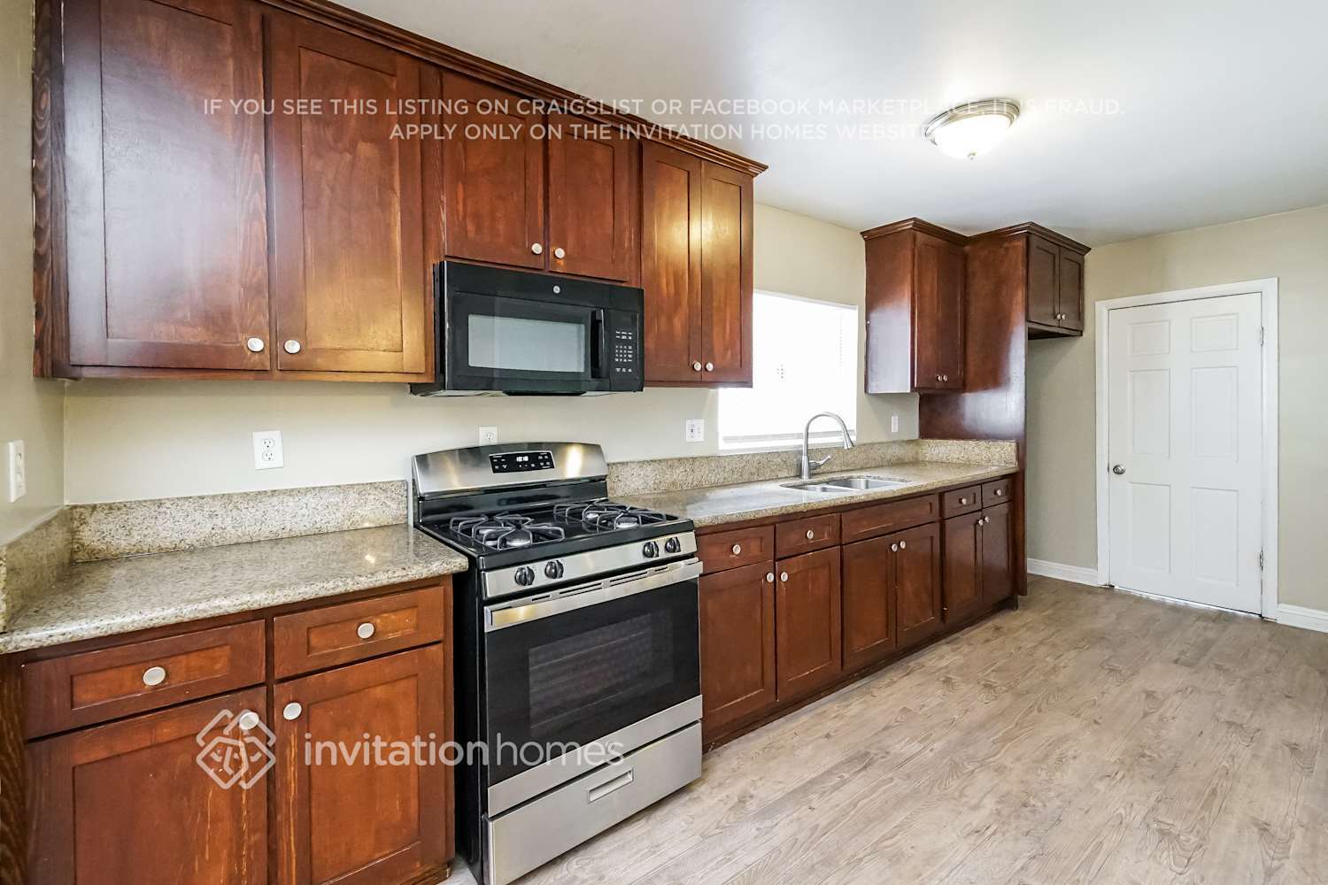 Building Photo - 1522 W 60th St