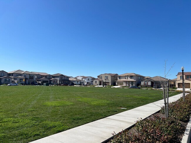 Building Photo - Beautiful Northlake Property Next to Park