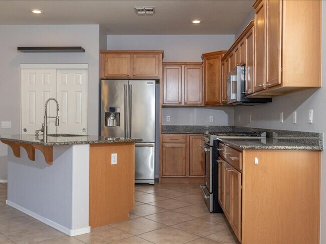 Building Photo - 4 Bedroom 3 Bathroom