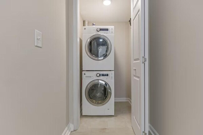 Building Photo - 27 W Ridge Dr SE