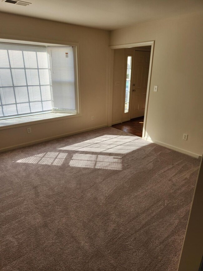 Building Photo - 3 Bedroom 2.5 Bath home with an Albemarle ...