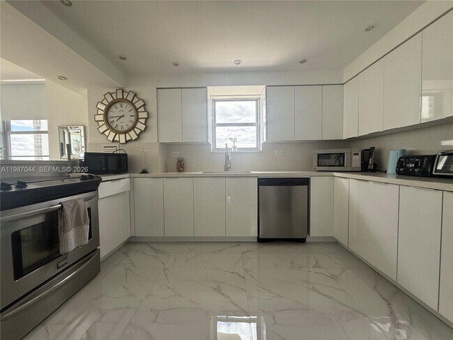 Building Photo - 5555 Collins Ave