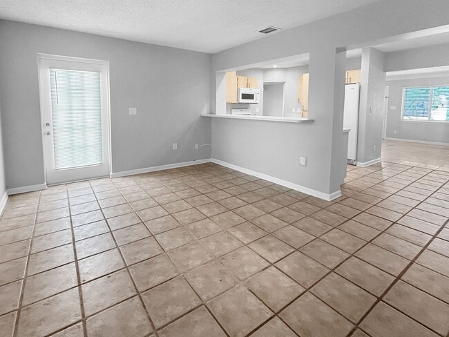 Building Photo - 3 Bed 2 Bath Home for Rent in Ideal Northeast St. Pete Neighborhood