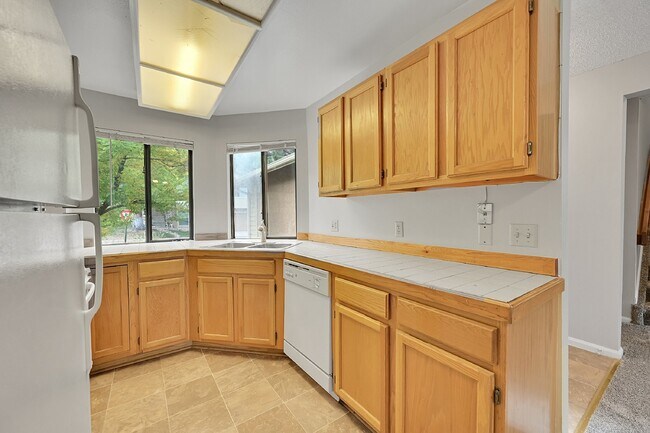 Building Photo - $1,850.00, 2 bed, 2 bath, located in Color...