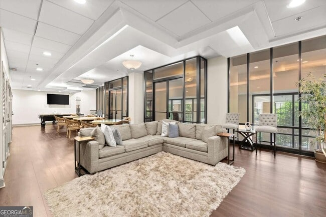 Building Photo - 3481 Lakeside Dr NE