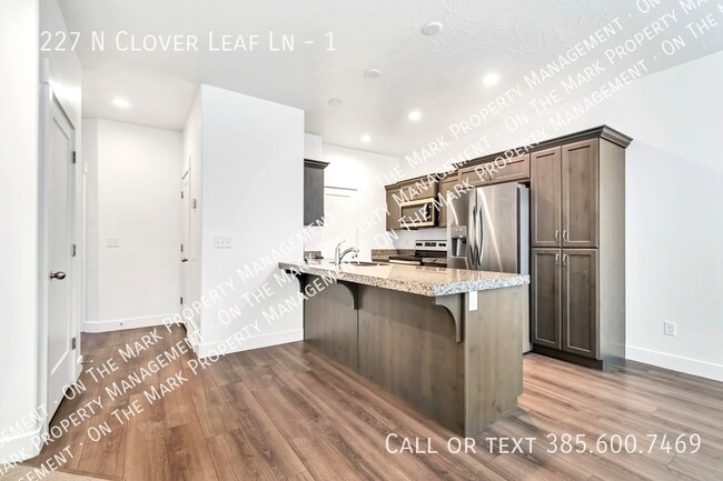 Building Photo - 7227 N Clover Leaf Ln