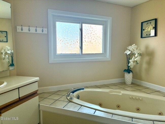 Building Photo - 13 Derby Dr