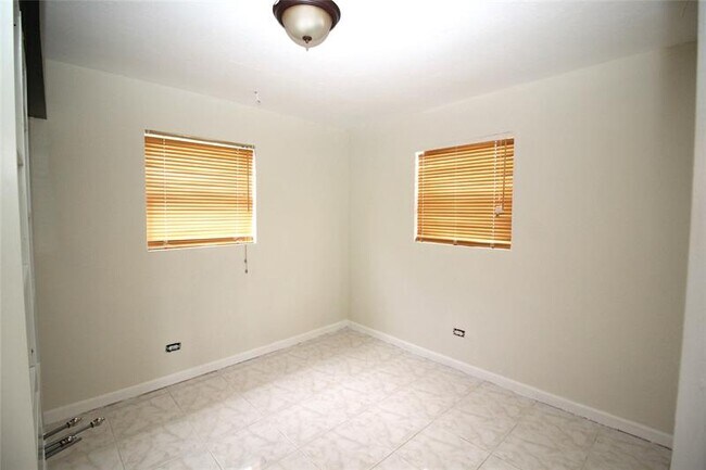 Building Photo - 3910 SW 61st Ave