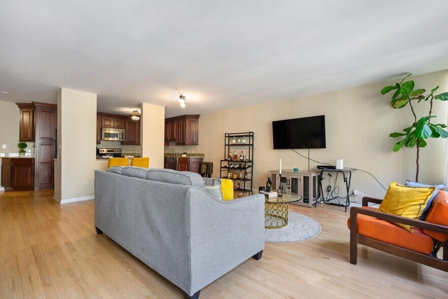 Building Photo - 201 E Chestnut St