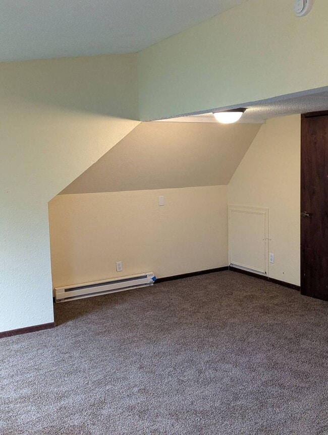 Building Photo - 5 Bedroom 2.5 Bath 3 Story House