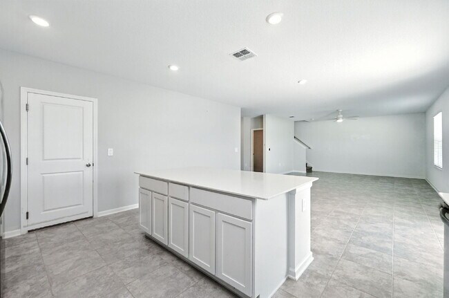 Building Photo - 4 Bed / 2.5 Bath Home – Available Septembe...