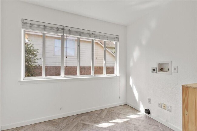 Building Photo - 3313 Oxsheer Dr