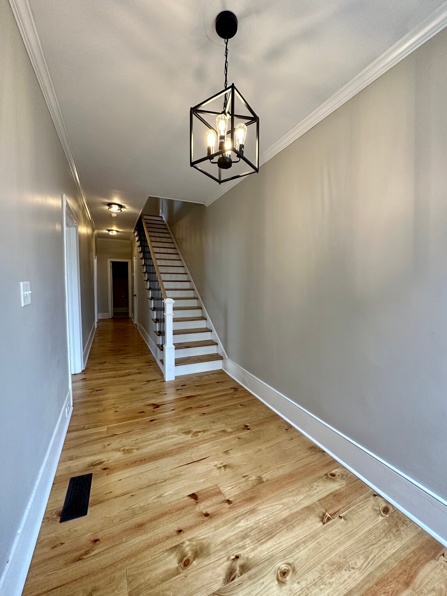 Building Photo - 983 Maple St