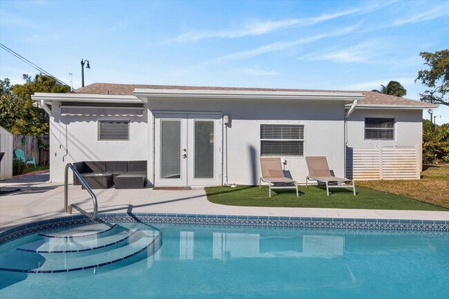 Building Photo - 110 NE 30th St