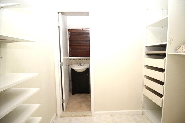 Building Photo - 3910 SW 61st Ave
