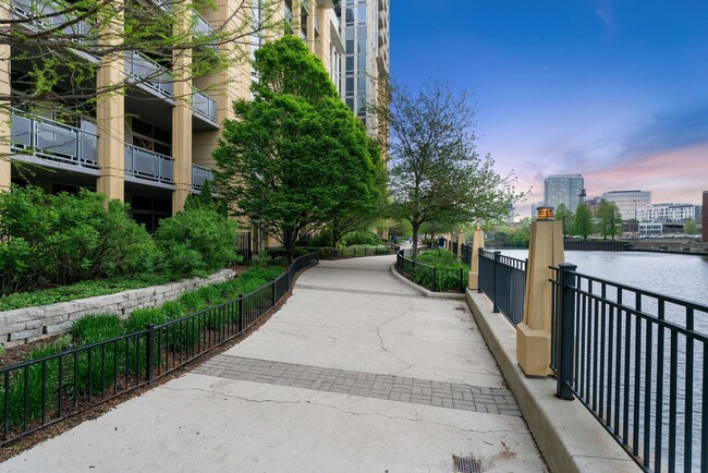 Building Photo - 720 N Larrabee St