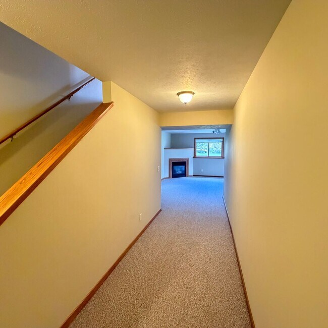 Building Photo - Large 3 bedroom duplex - move in ready!
