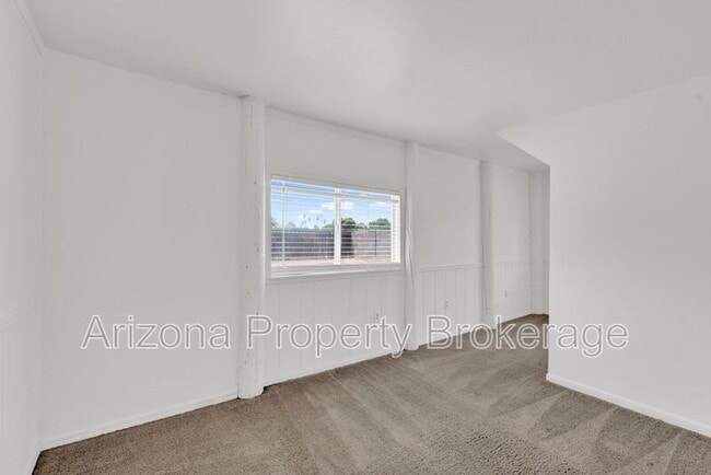 Building Photo - 119 W 9th Pl
