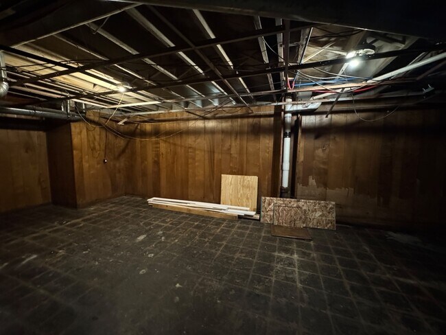 Building Photo - 11125 Cloverlawn Ave