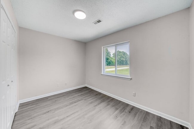 Building Photo - 307 Railroad St