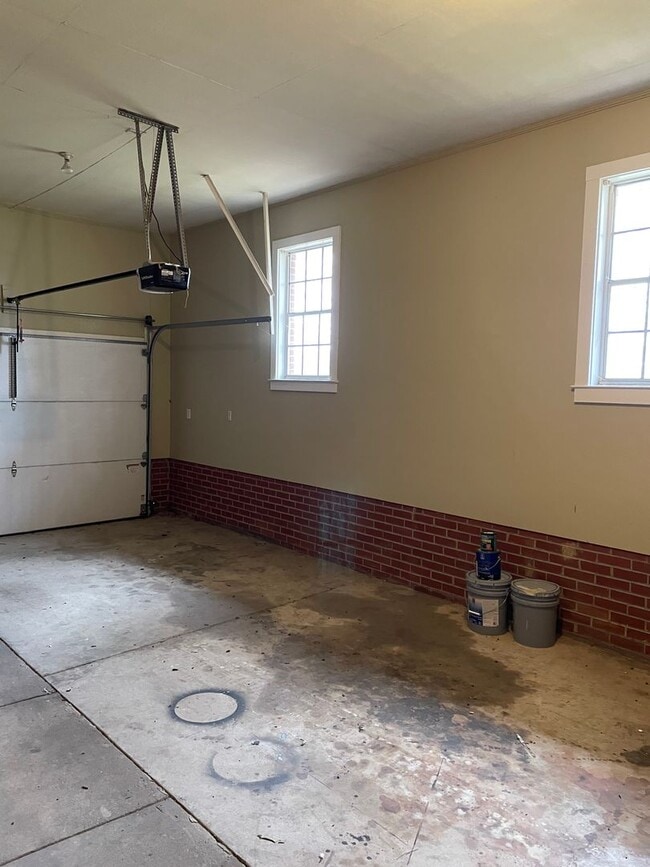 Building Photo - Executive 3/3 House in Coosa on Acreage $1...