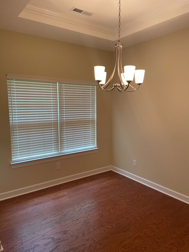 Building Photo - GORGEOUS TOWNHOME