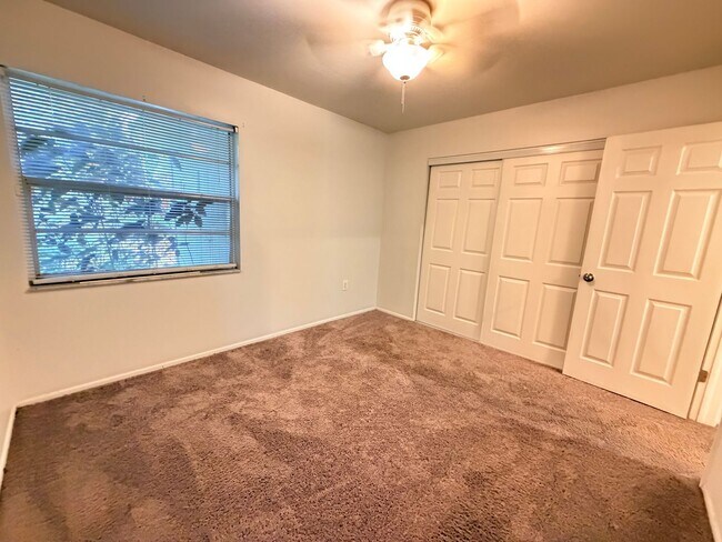 Building Photo - Available Now! 2 Bed, 1 Bath Duplex
