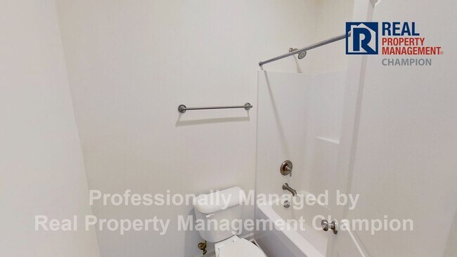 Building Photo - Fabulous Townhome in Heart of Leland