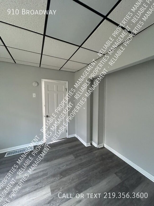 Building Photo - 910 Broadway-