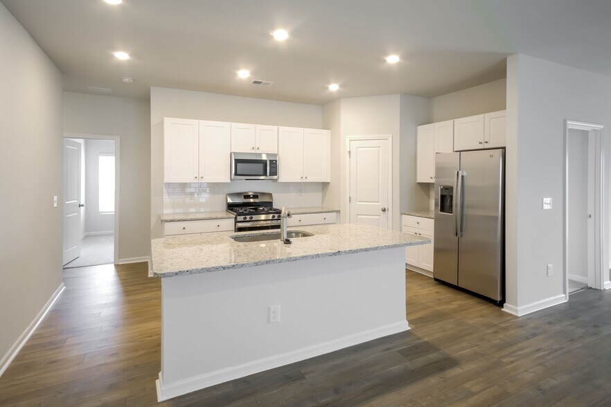 Building Photo - 709 Watercliff Dr