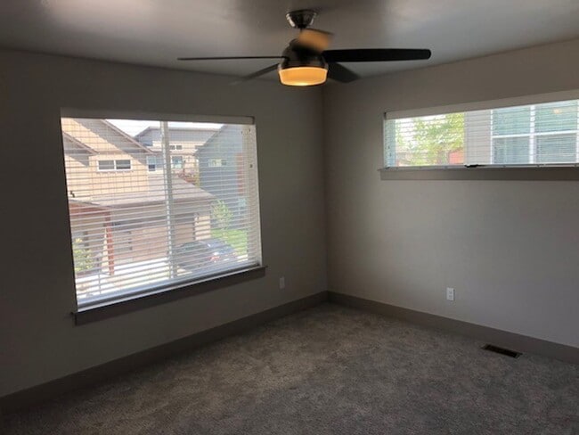 Building Photo - Beautiful Well Lit Four Corners Condo