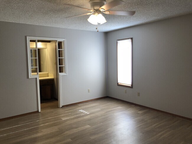 Building Photo - Great House