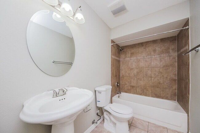 Building Photo - 911 San Rafael Way