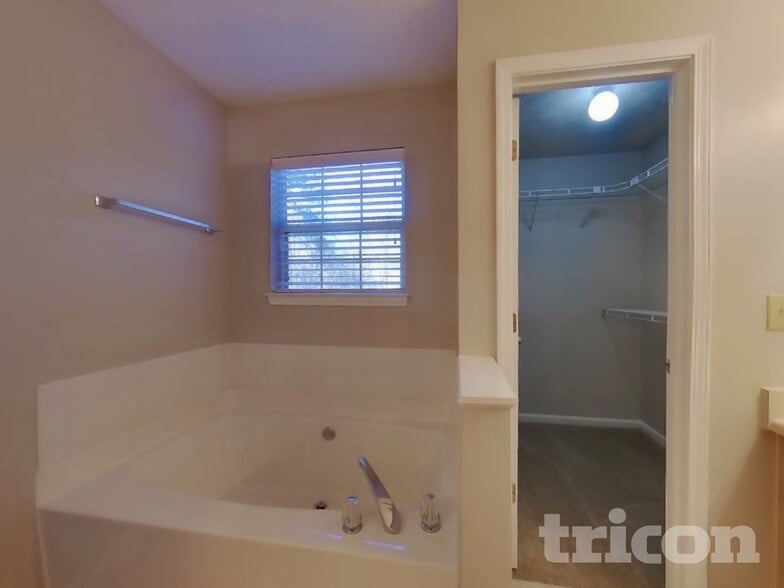 Building Photo - 165 Old Hampton Way