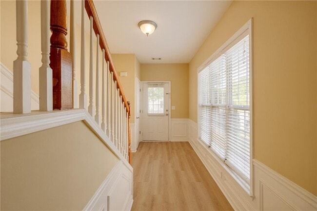 Building Photo - 2442 Fairlie Dr