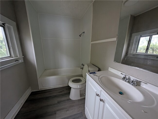 Building Photo - 615 6th St