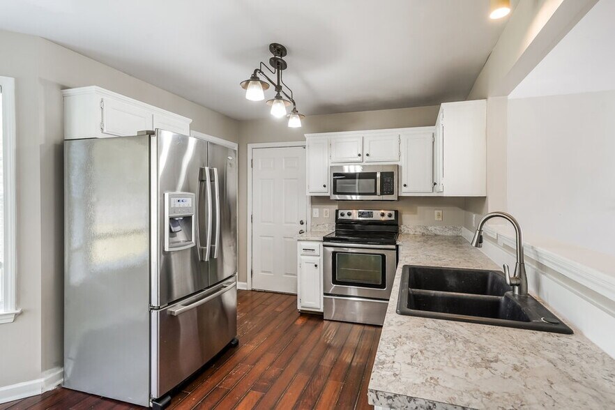 Building Photo - 2800 Overton Dr