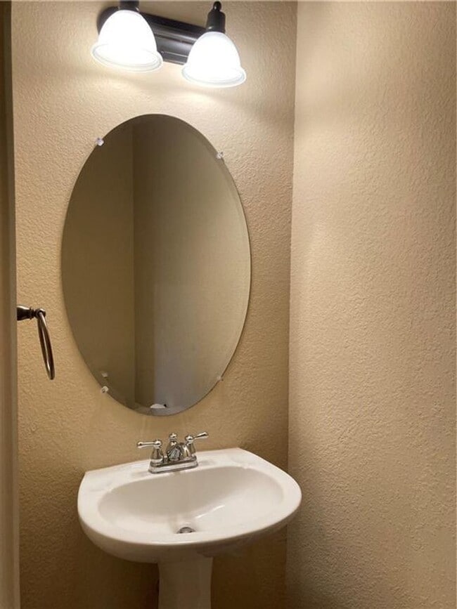Building Photo - Spacious unit at Sunset Ridge Condos in Tw...