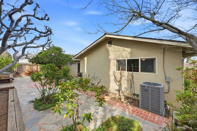 Building Photo - Beautifully Updated 3BR/2BA Home with Private Garden Oasis