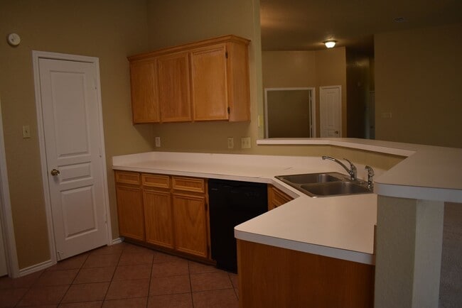 Building Photo - 2521 Creek Dr