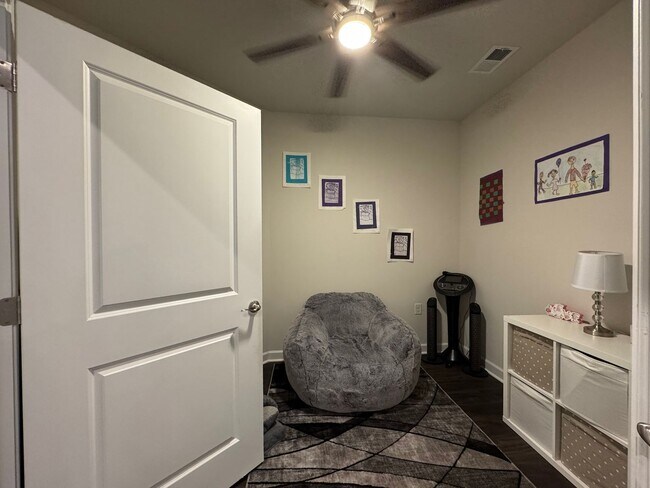 Building Photo - Stylish 2 Bed 2 Bath Condo With Den & Balc...