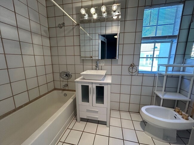 Building Photo - SPACIOUS 2 BEDROOM TOWNHOME IN LAS VEGAS COUNTRY CLUB