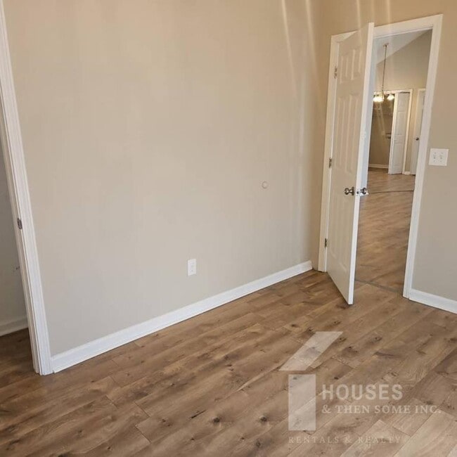 Building Photo - 403 Fairdale Dr