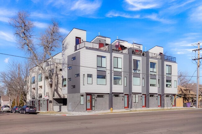 Building Photo - Modern Townhome ~ Rooftop Deck ~ Mountain View!