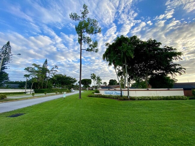 Building Photo - 1031 Summit Pl Cir