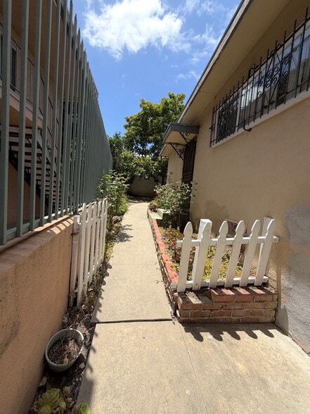 Building Photo - 824 Glenway Dr