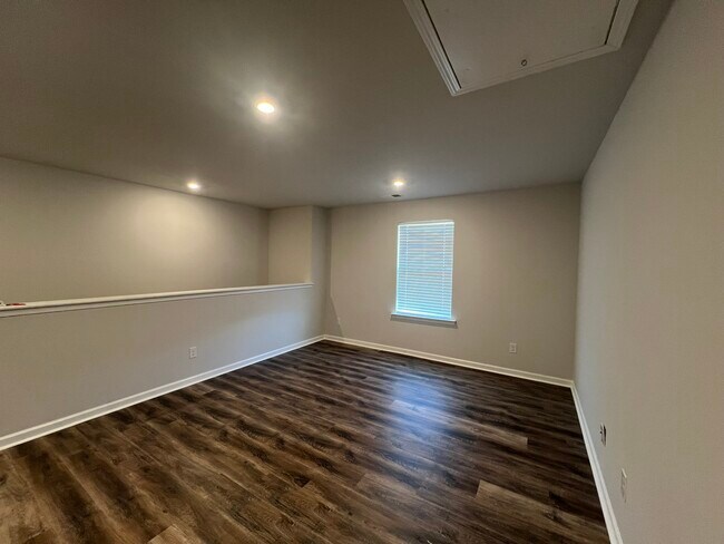 Building Photo - 621 High Hl Dr