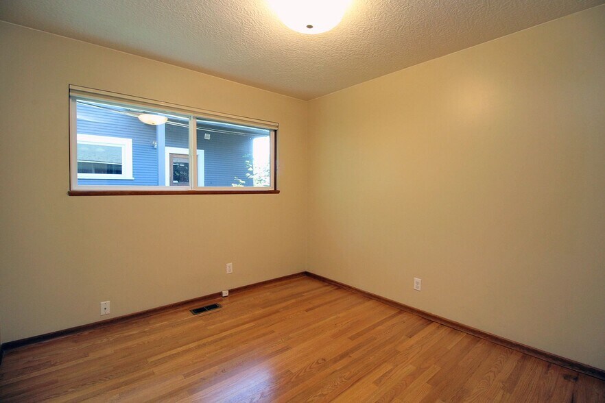 Building Photo - 4118-4118 SE Yamhill St